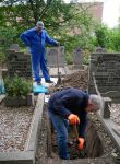 1 Vrijwilligers graven graf w.jpg